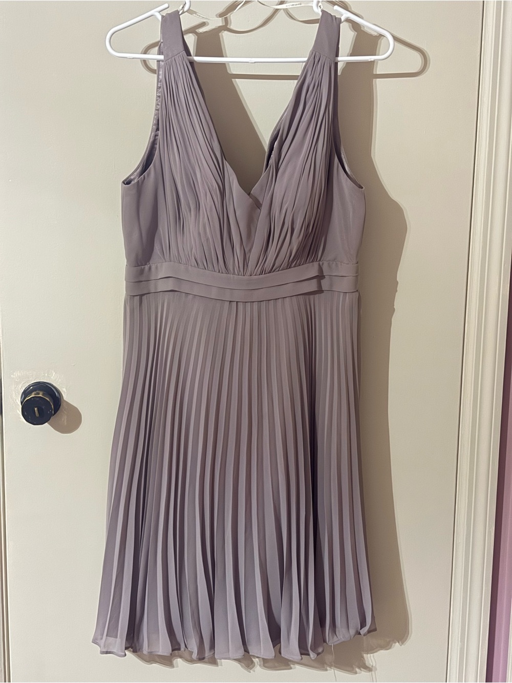 Donna Morgan Collection 10 Pleated V-Neck Sleeveless Dress in dusty plum - Picture 8 of 15